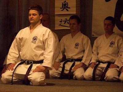 Gruppe von Karateka im Seiza